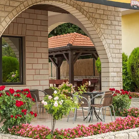 Apartment In Imotski Near Blue Lake Appartement *